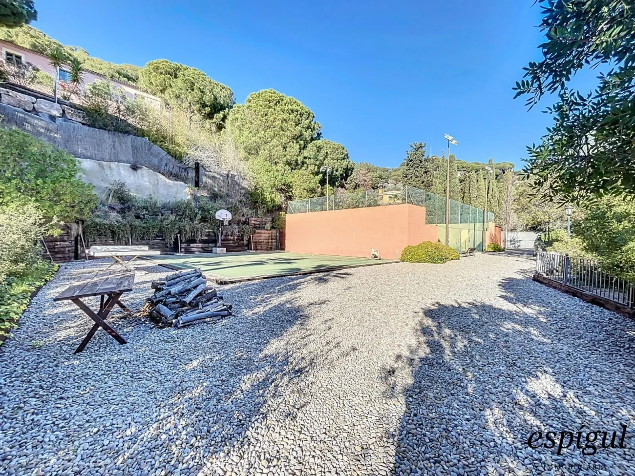Exclusive property with large plot and excellent panoramic sea views.