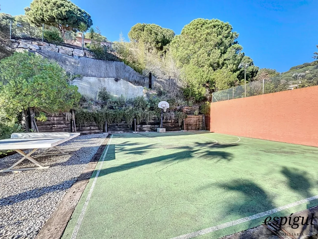 Exclusive property with large plot and excellent panoramic sea views.