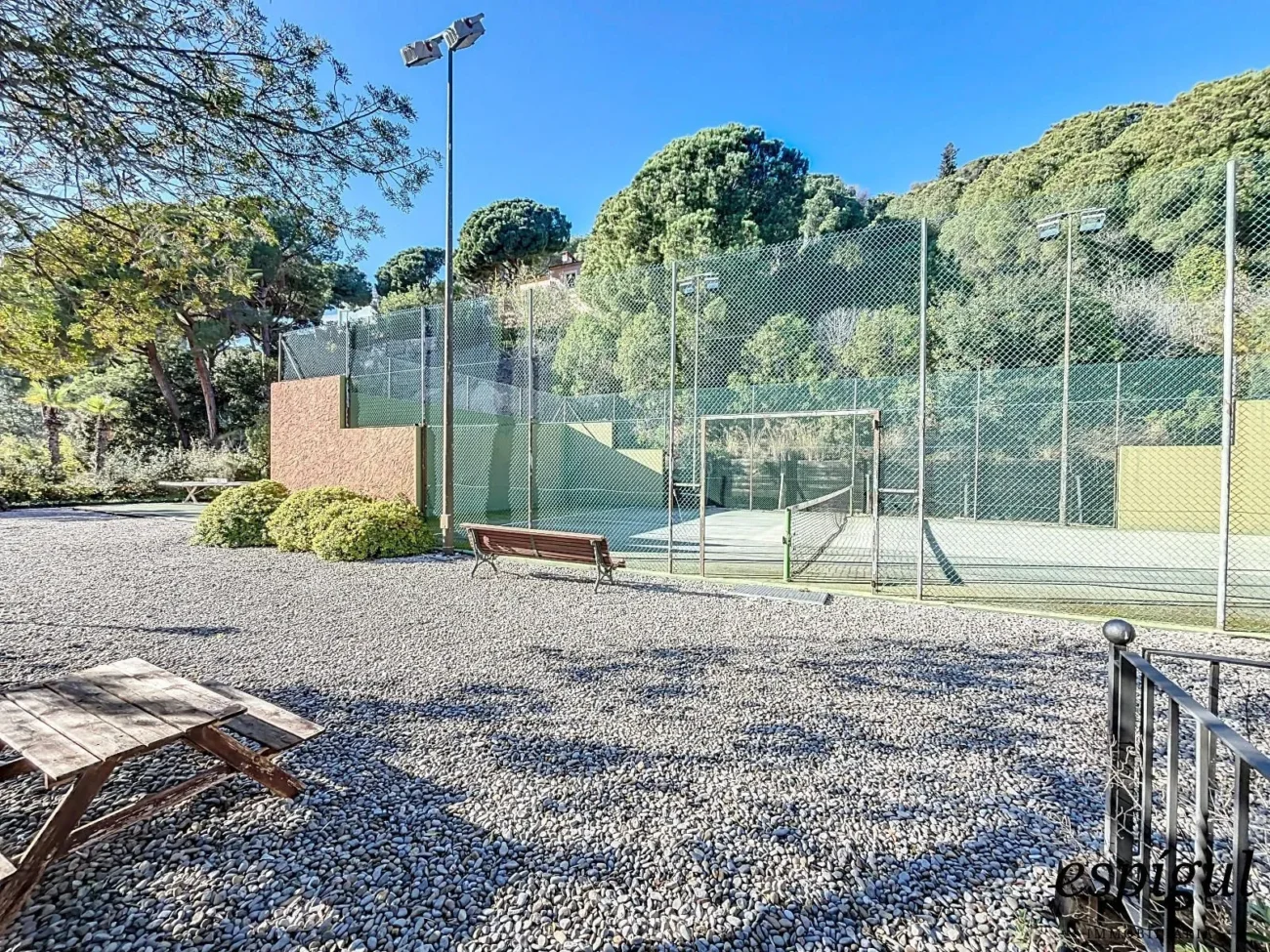 Exclusive property with large plot and excellent panoramic sea views.