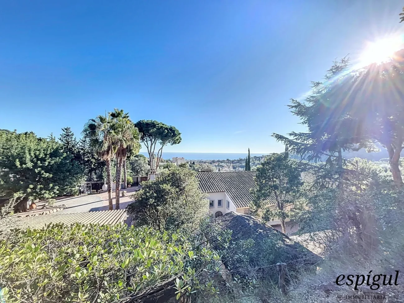 Exclusive property with large plot and excellent panoramic sea views.