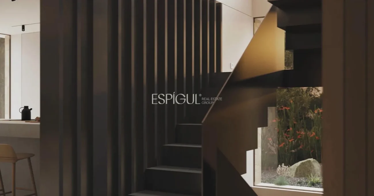 Casa de nueva construcción a pocos pasos del mar y el puerto deportivo