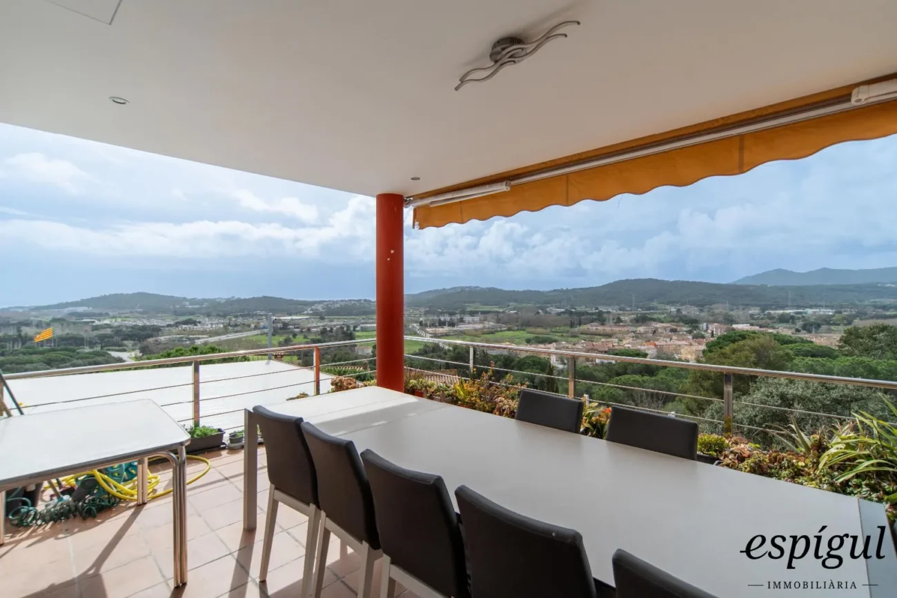 Casa exclusiva con vistas al mar, piscina y jardín en Can Semi