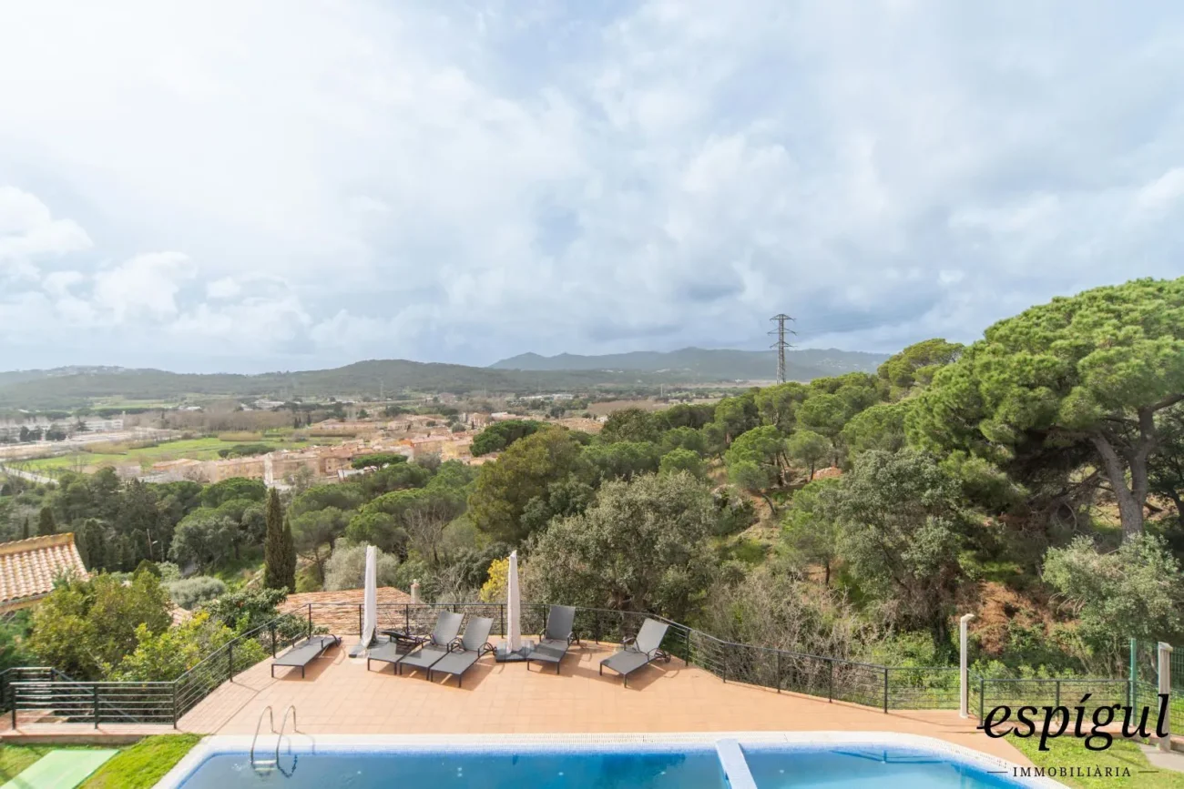 Casa exclusiva con vistas al mar, piscina y jardín en Can Semi