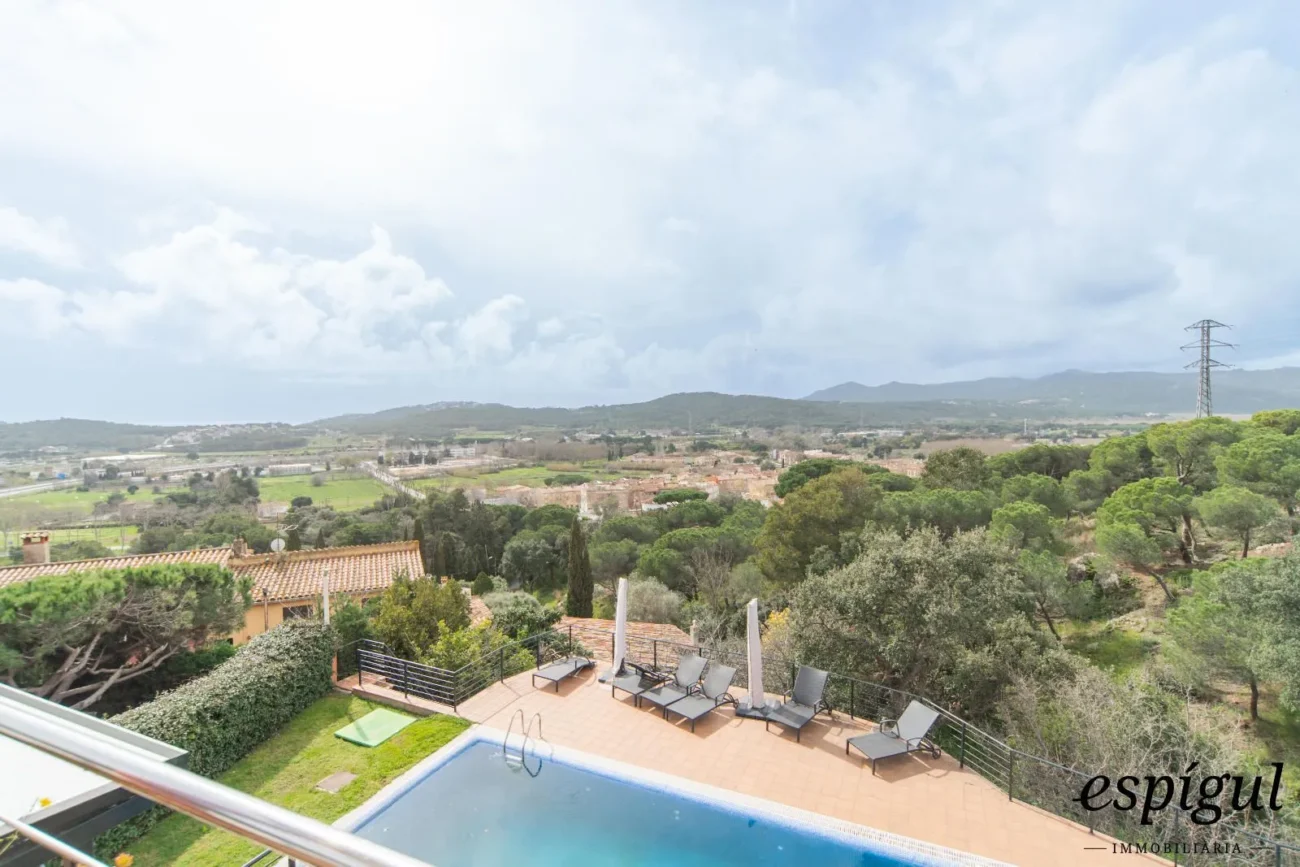 Casa exclusiva con vistas al mar, piscina y jardín en Can Semi