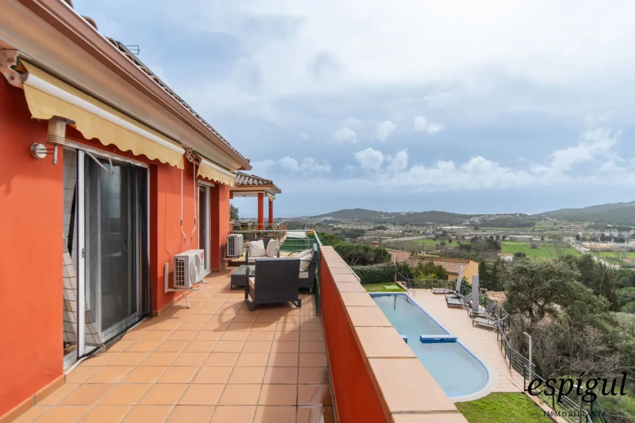 Casa exclusiva con vistas al mar, piscina y jardín en Can Semi
