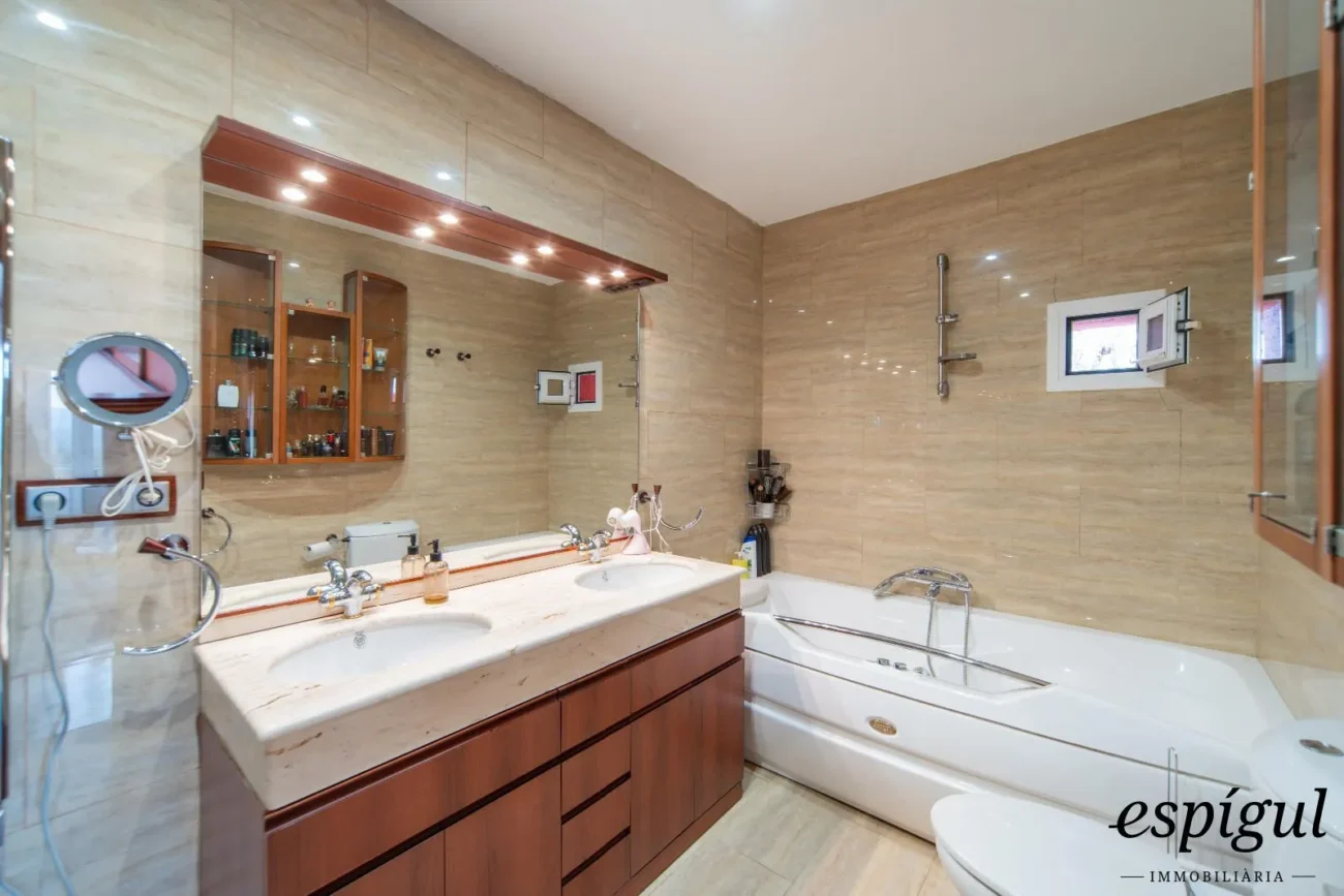 Casa exclusiva con vistas al mar, piscina y jardín en Can Semi