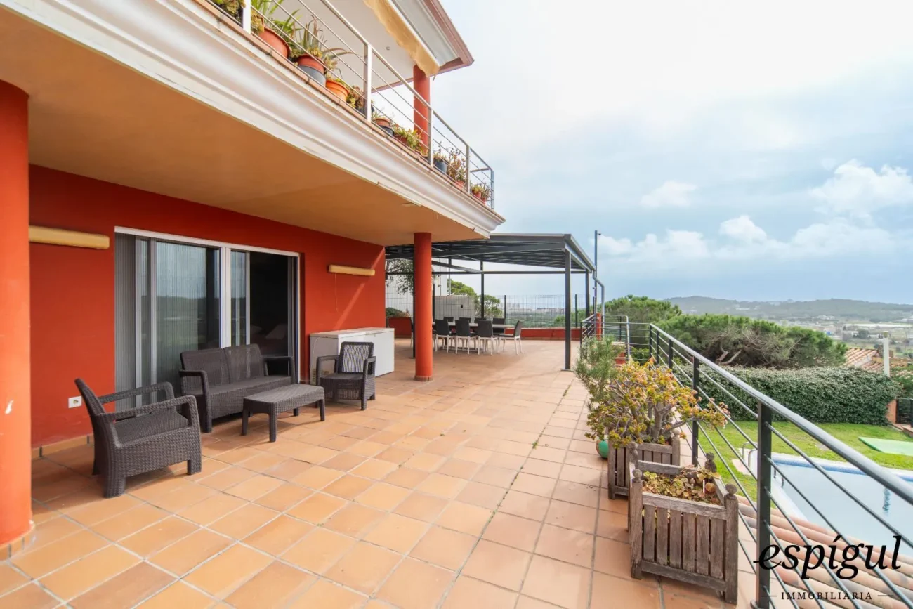 Casa exclusiva con vistas al mar, piscina y jardín en Can Semi