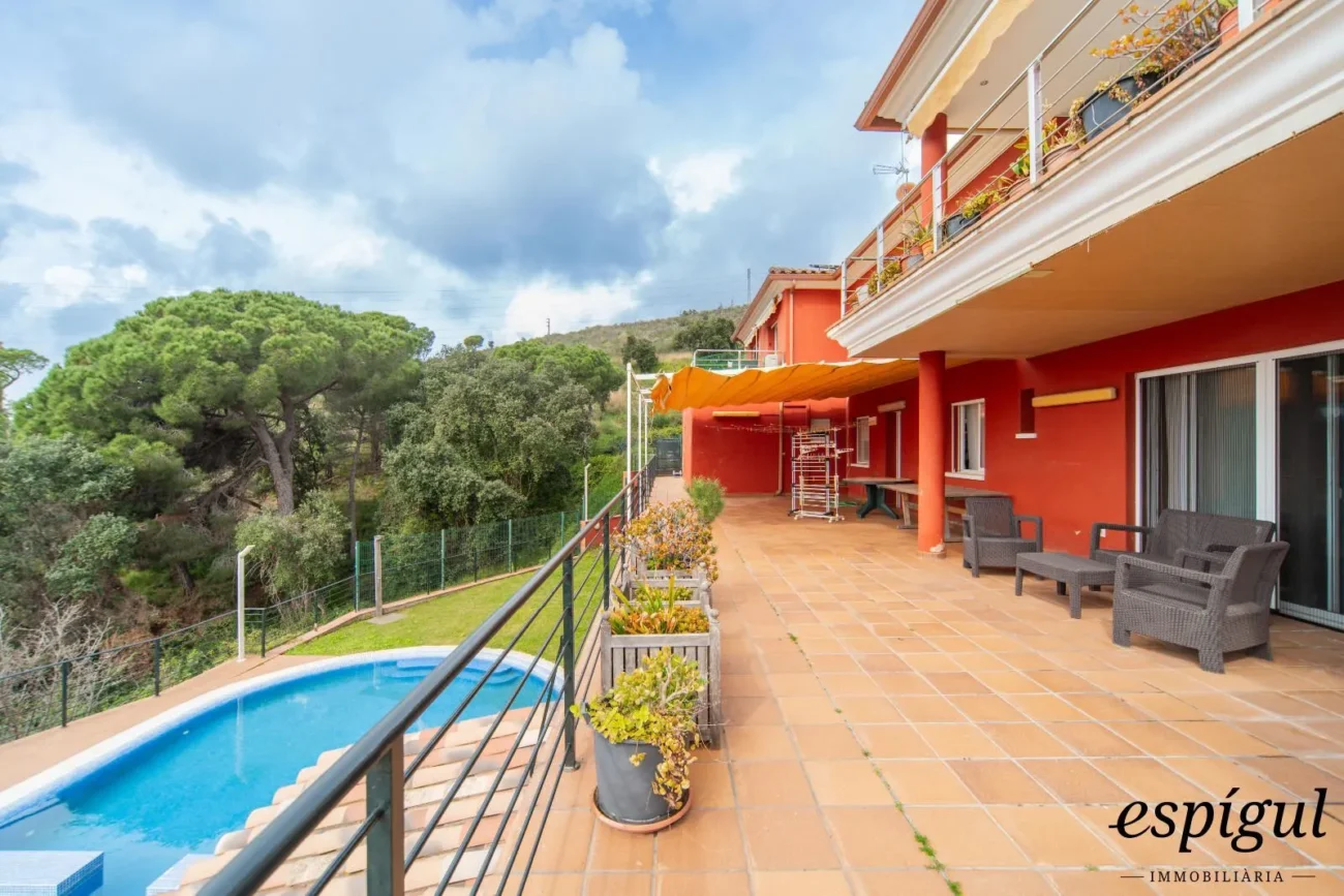 Casa exclusiva con vistas al mar, piscina y jardín en Can Semi