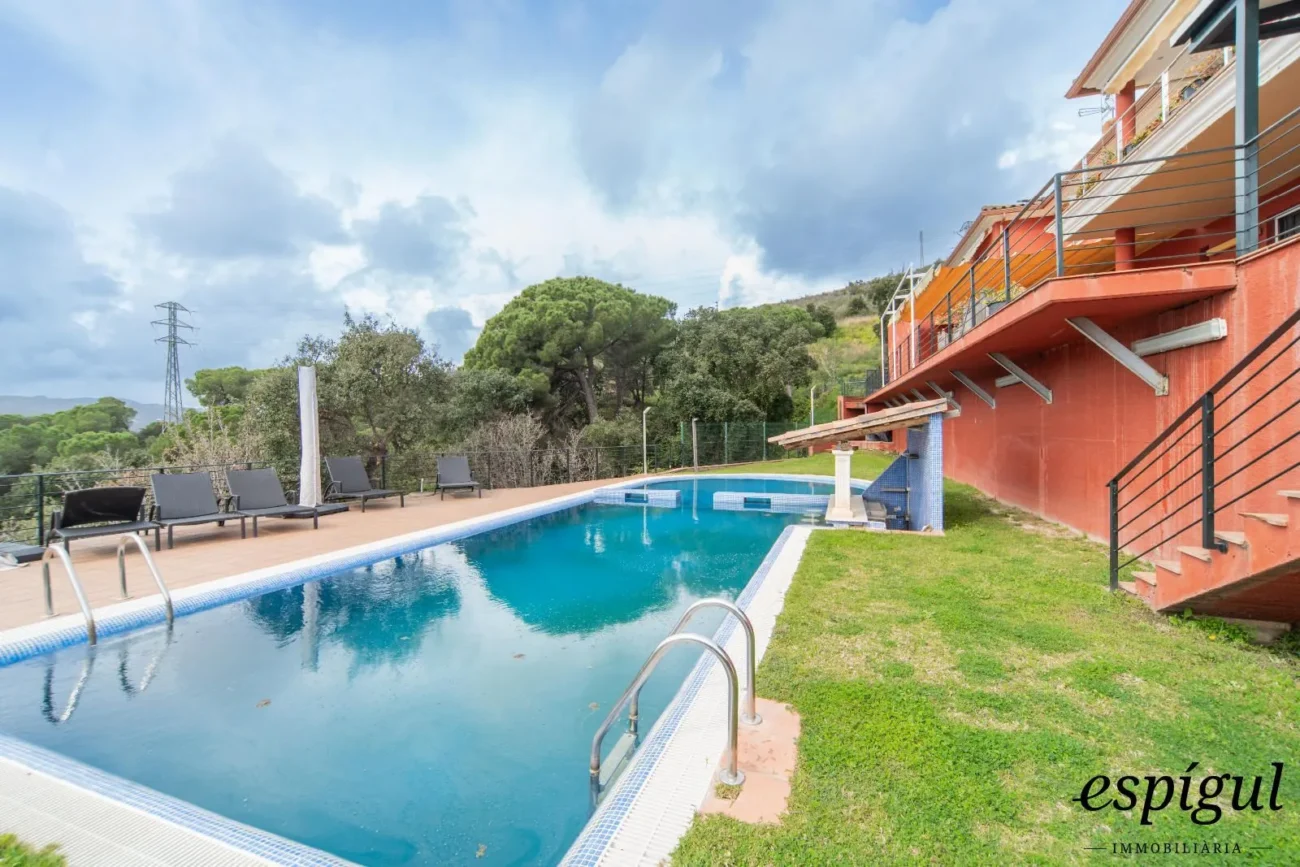 Casa exclusiva con vistas al mar, piscina y jardín en Can Semi