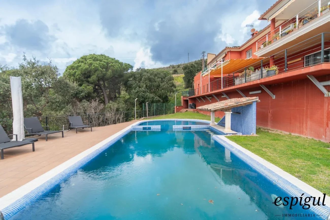 Casa exclusiva con vistas al mar, piscina y jardín en Can Semi