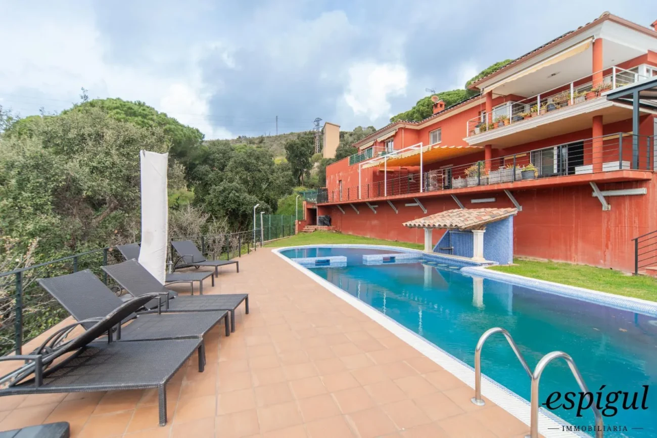 Casa exclusiva con vistas al mar, piscina y jardín en Can Semi