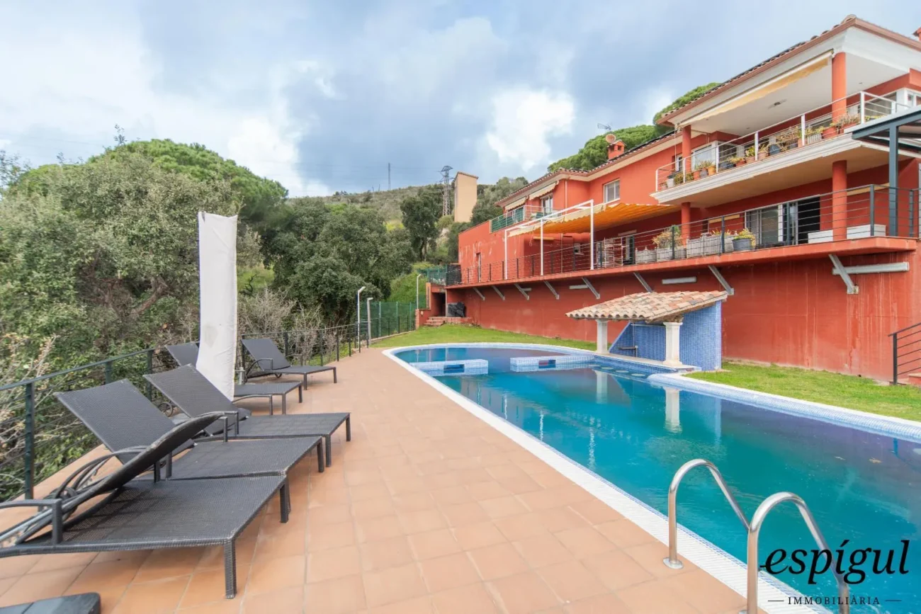 Casa exclusiva con vistas al mar, piscina y jardín en Can Semi