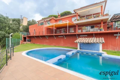 Casa exclusiva con vistas al mar, piscina y jardín en Can Semi