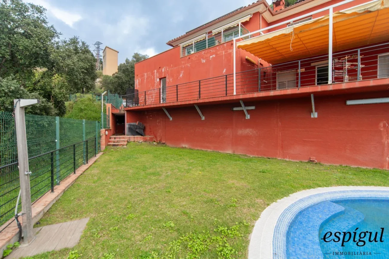 Casa exclusiva con vistas al mar, piscina y jardín en Can Semi