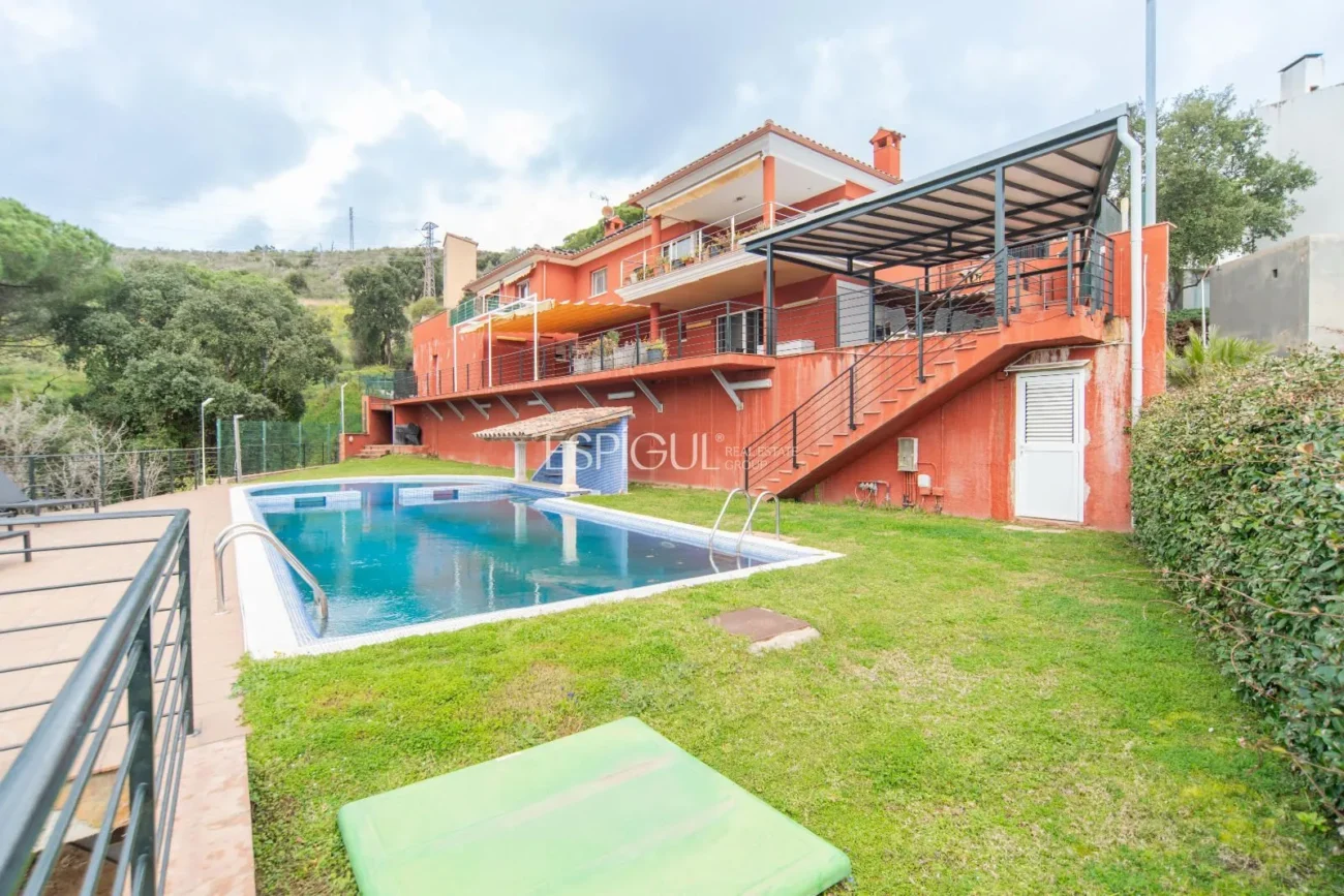 Casa exclusiva con vistas al mar, piscina y jardín en Can Semi