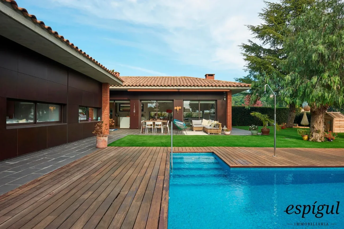 Spectacular home on a large plot with a garden and private pool