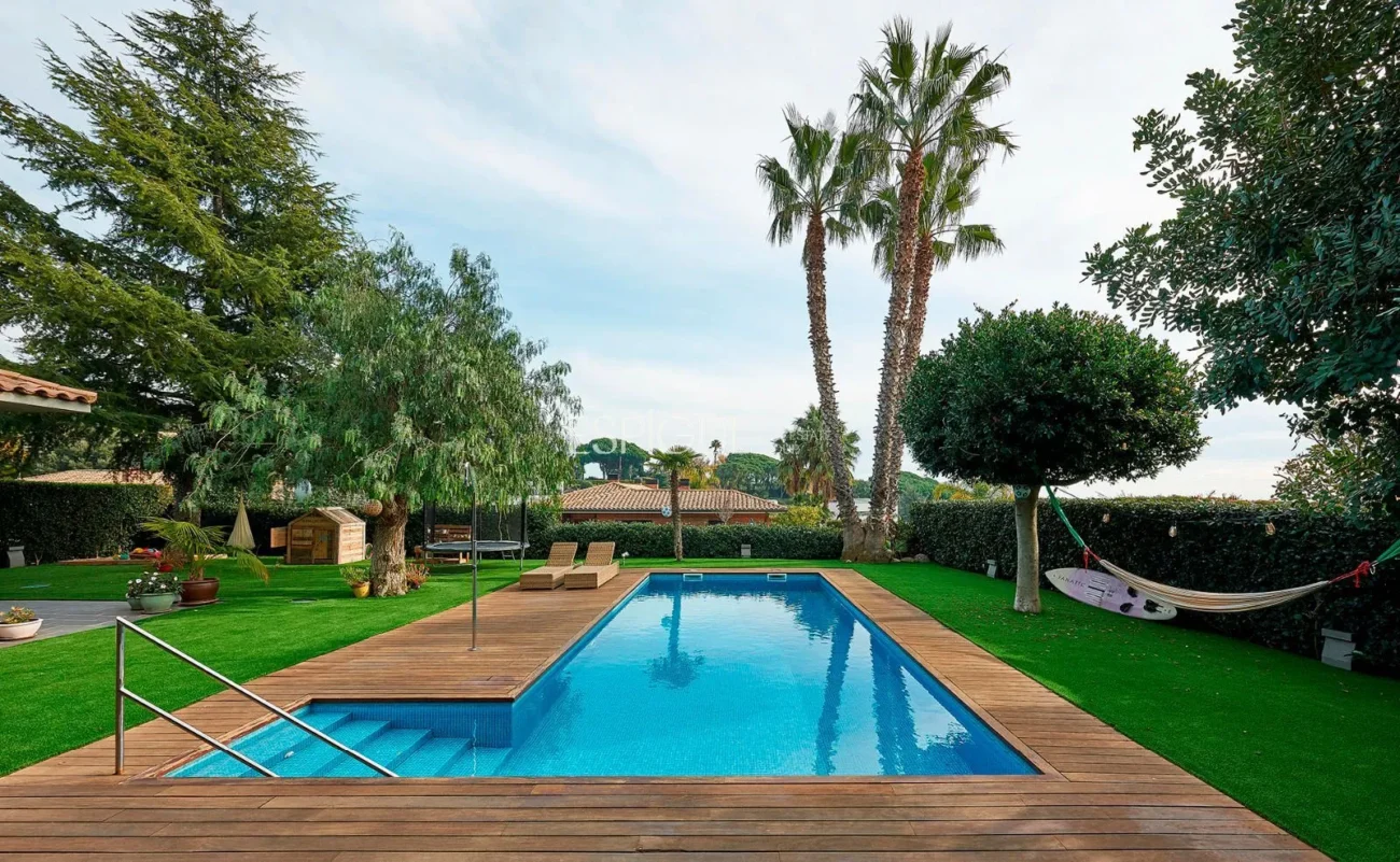 Espectacular casa en una gran parcela con jardín y piscina