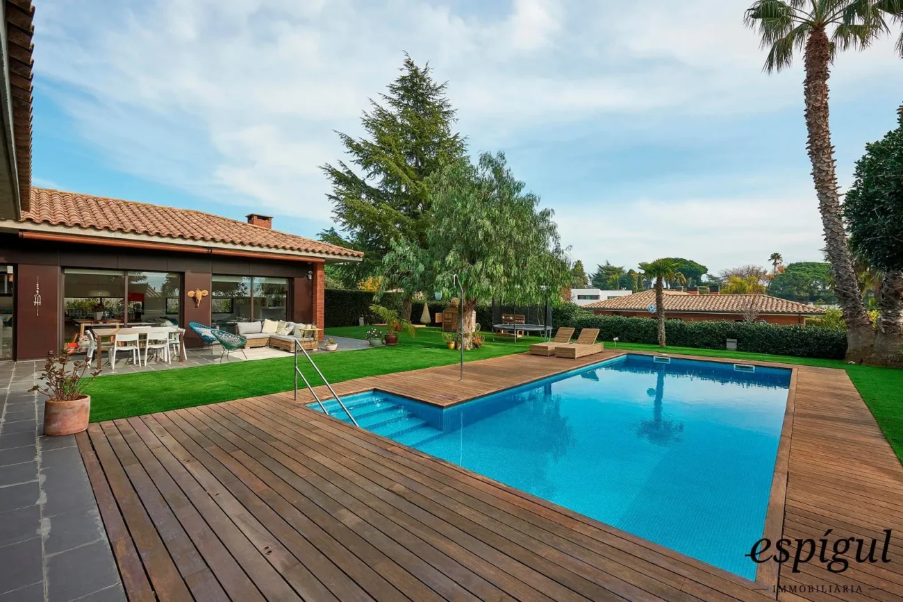 Espectacular casa en una gran parcela con jardín y piscina