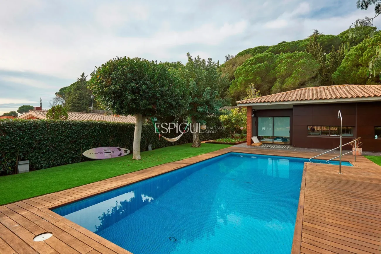 Espectacular casa en una gran parcela con jardín y piscina