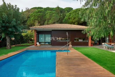 Espectacular casa en una gran parcela con jardín y piscina