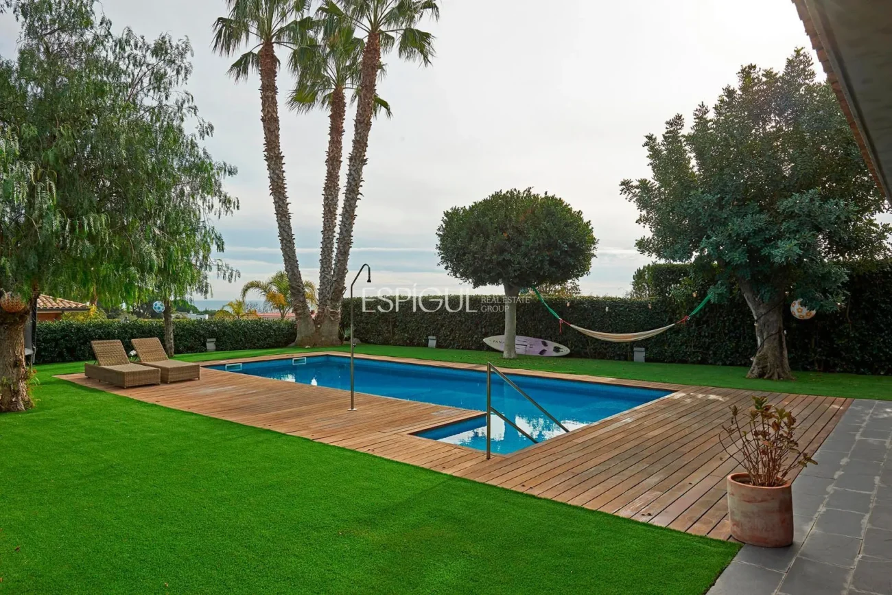Espectacular casa en una gran parcela con jardín y piscina