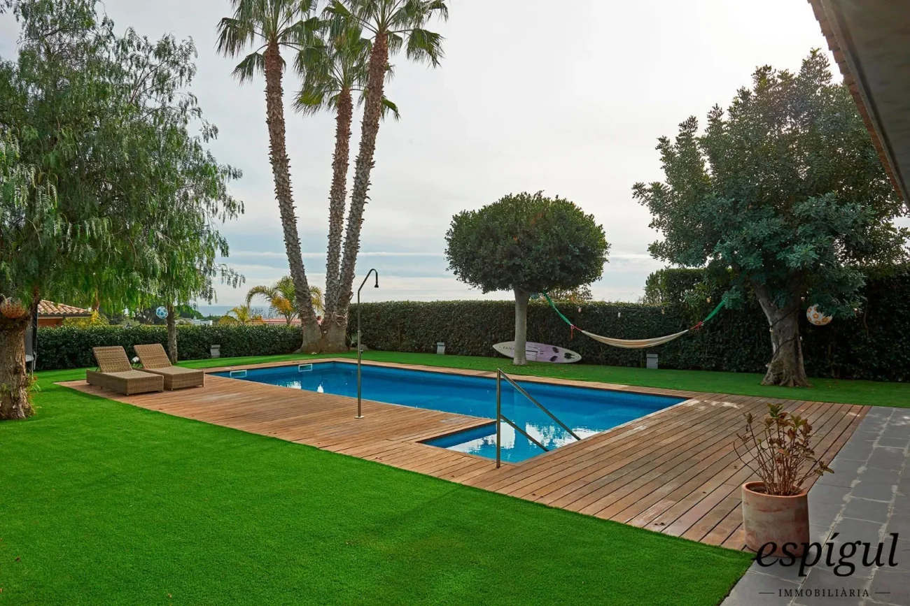 Spectacular home on a large plot with a garden and private pool
