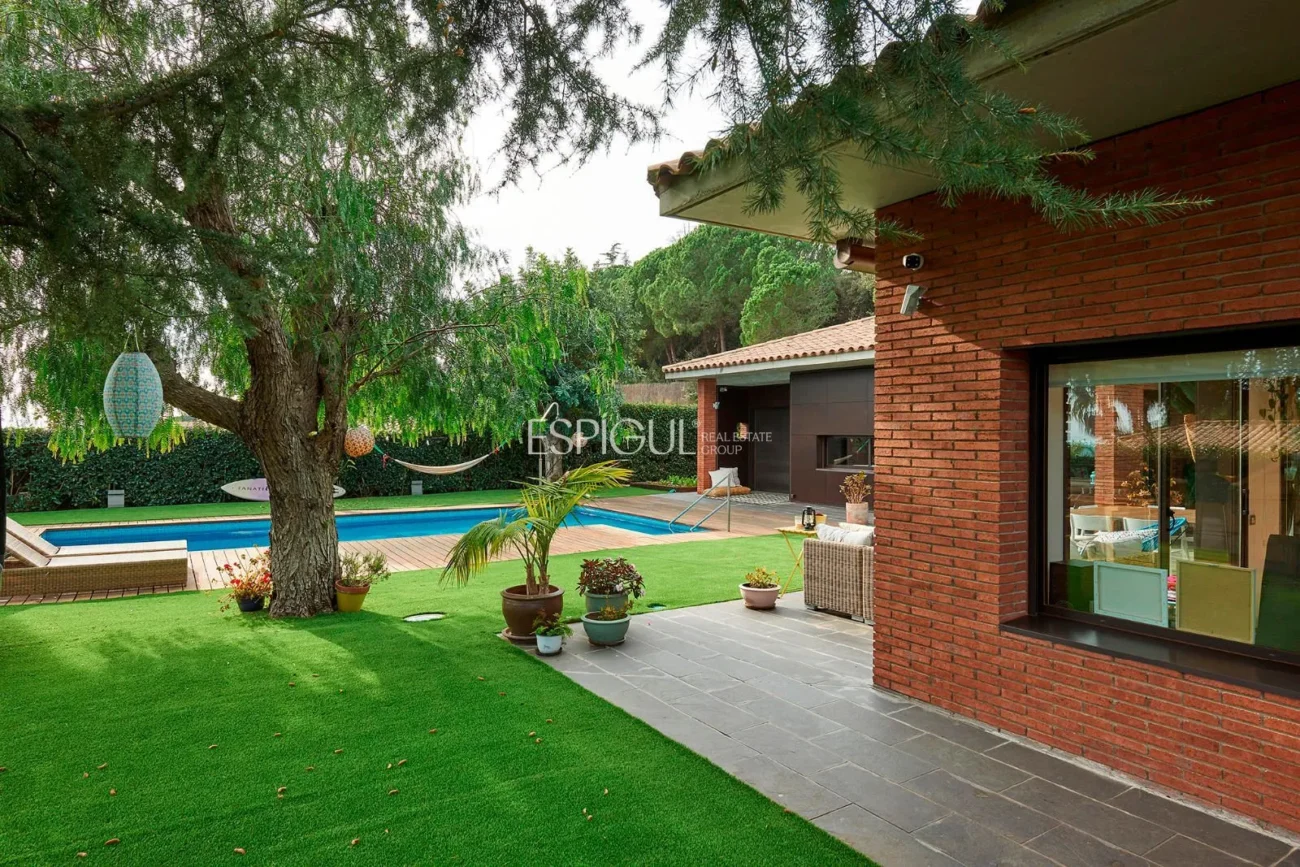 Espectacular casa en una gran parcela con jardín y piscina