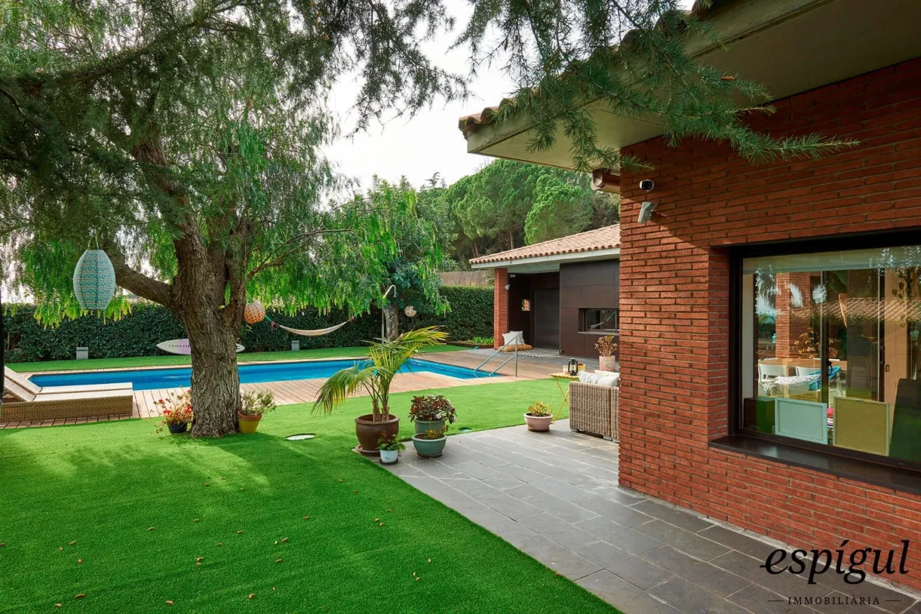 Spectacular home on a large plot with a garden and private pool