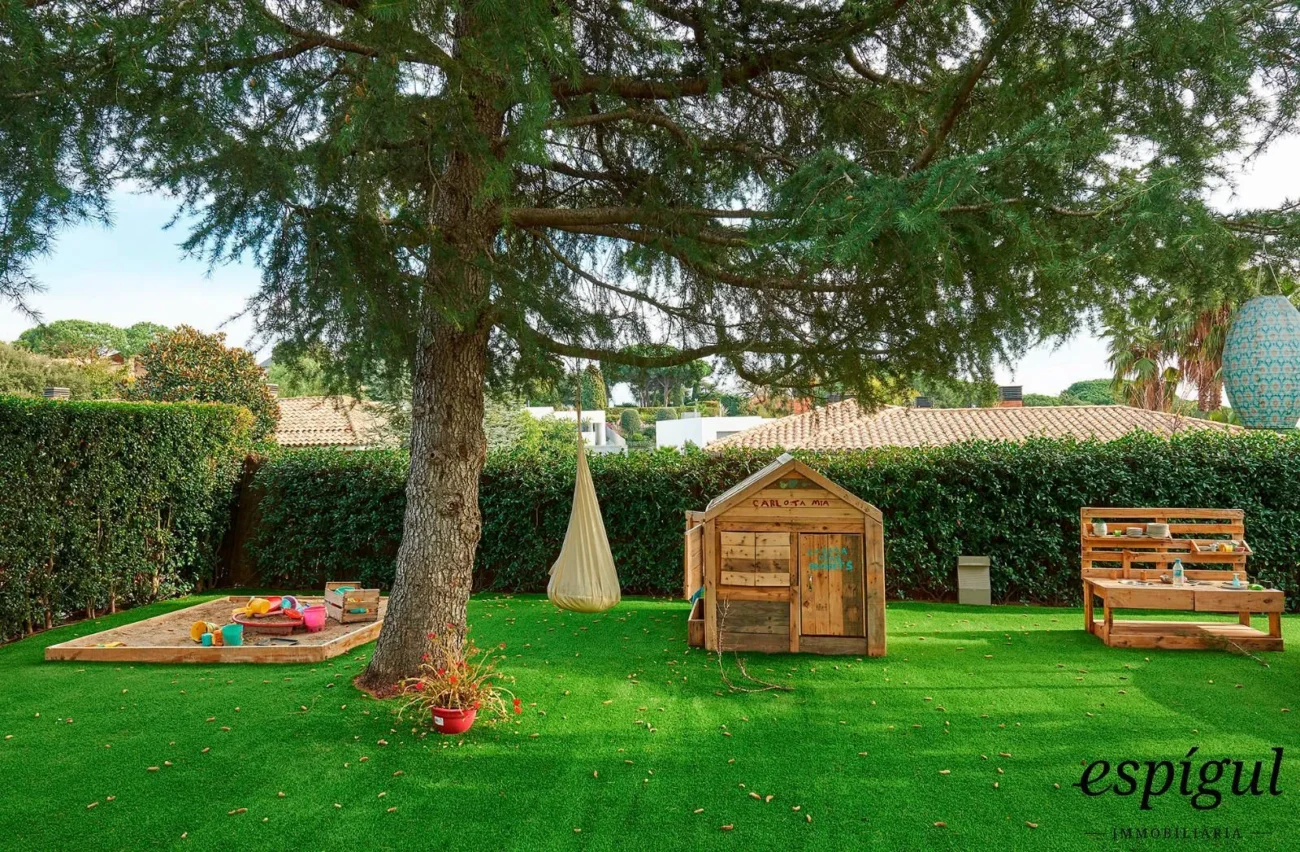 Spectacular home on a large plot with a garden and private pool