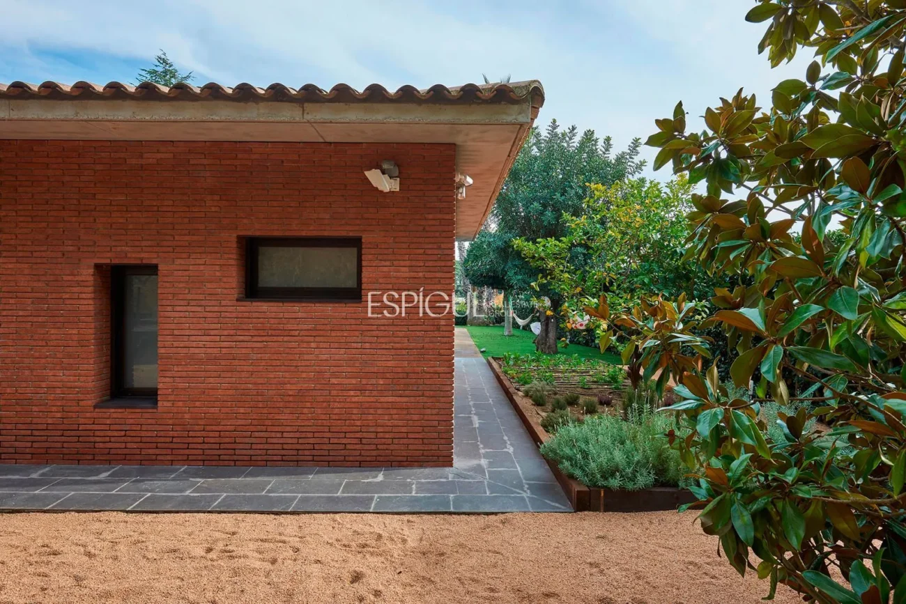 Espectacular casa en una gran parcela con jardín y piscina