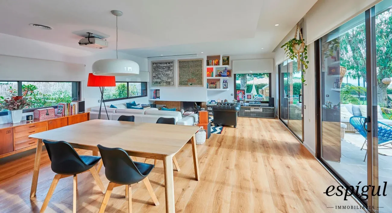 Spectacular home on a large plot with a garden and private pool