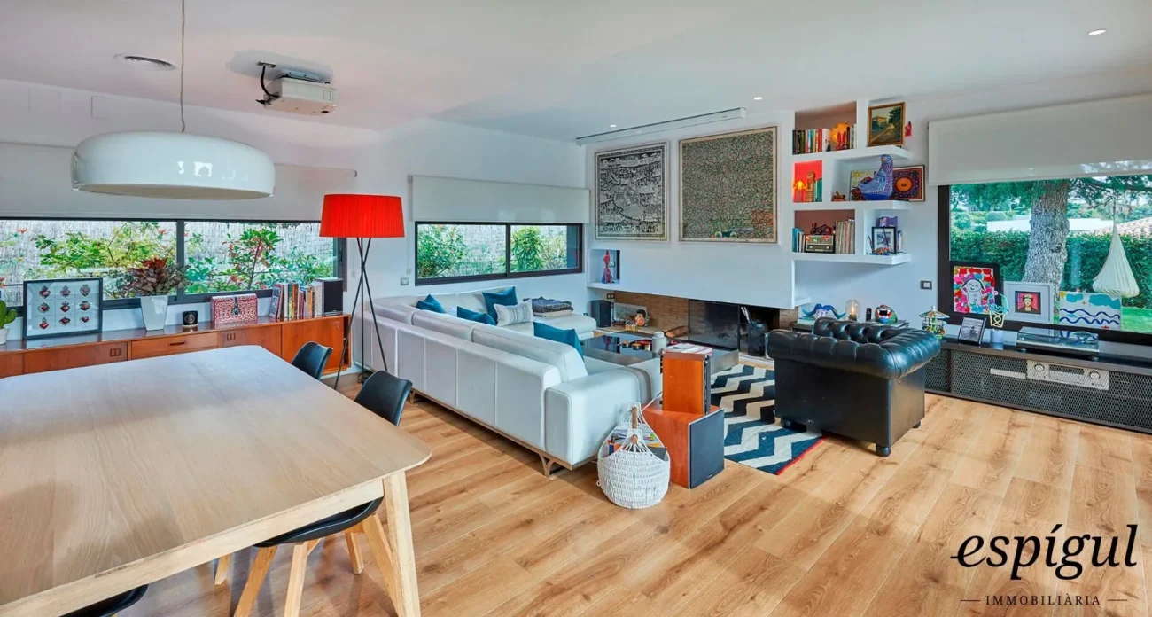 Spectacular home on a large plot with a garden and private pool