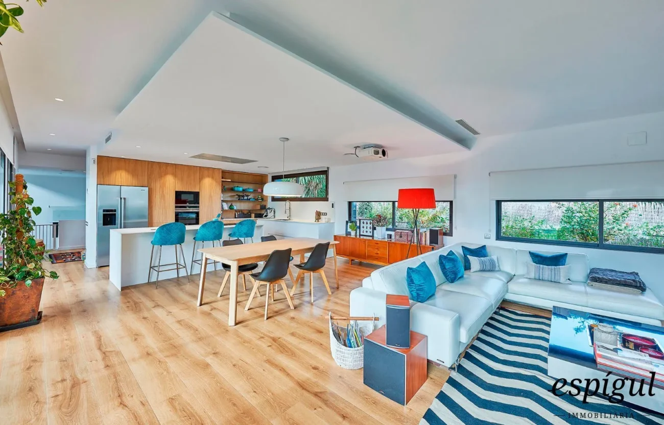Spectacular home on a large plot with a garden and private pool