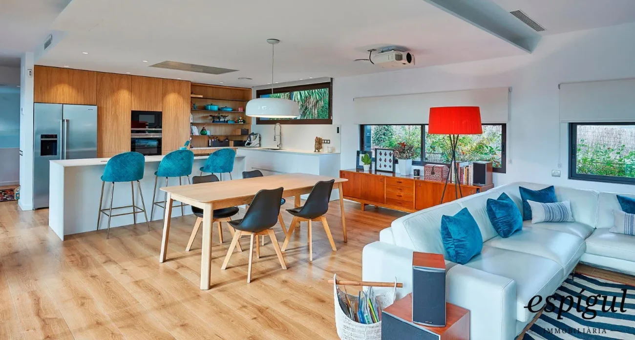 Spectacular home on a large plot with a garden and private pool