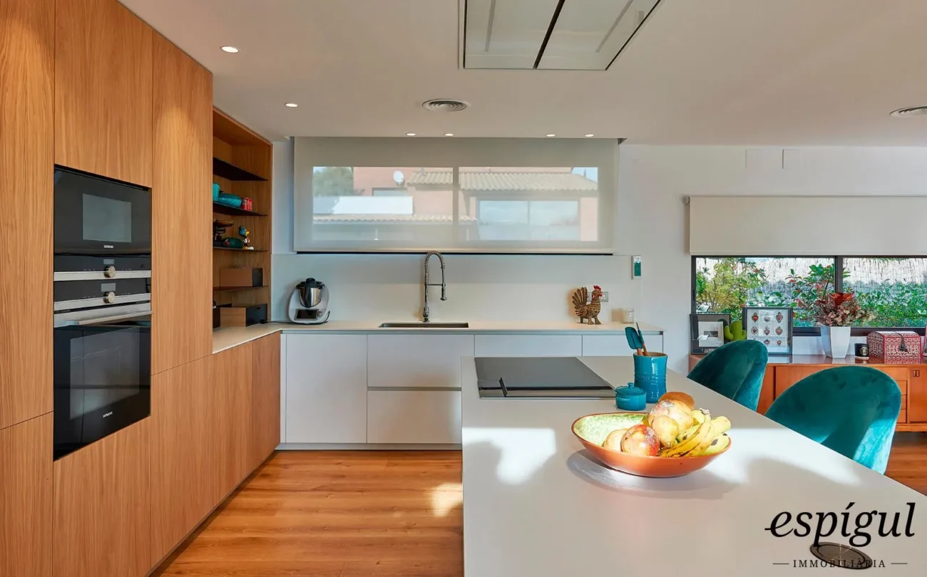 Spectacular home on a large plot with a garden and private pool
