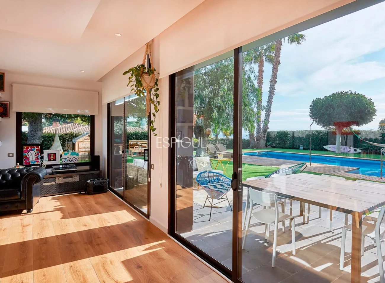 Espectacular casa en una gran parcela con jardín y piscina