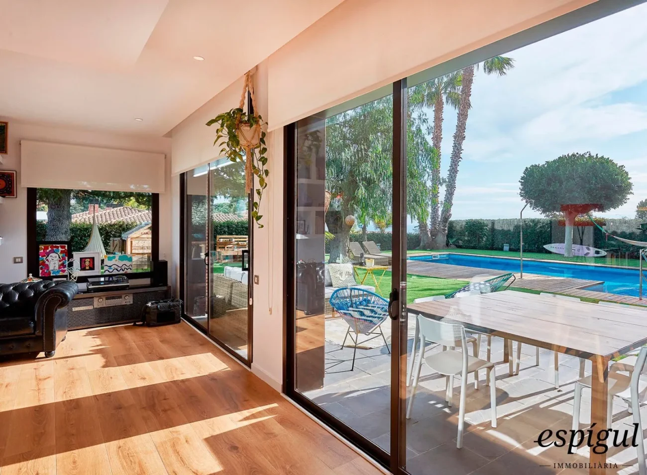 Spectacular home on a large plot with a garden and private pool