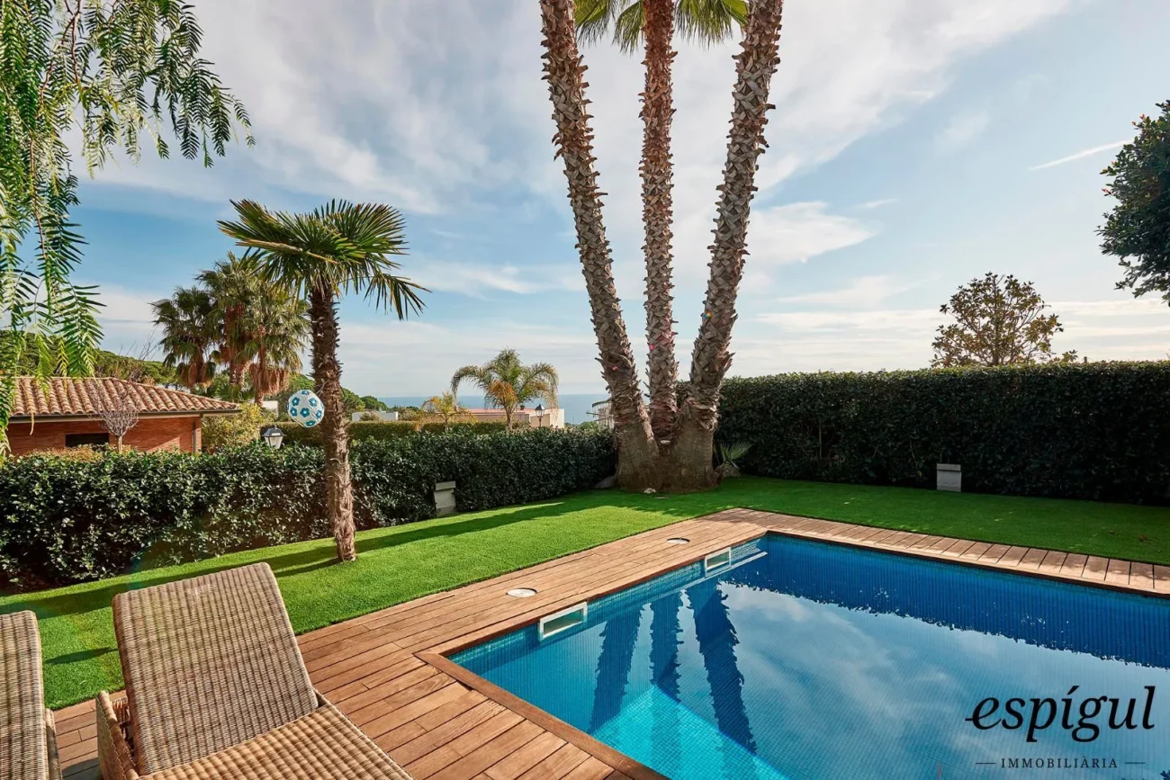 Spectacular home on a large plot with a garden and private pool