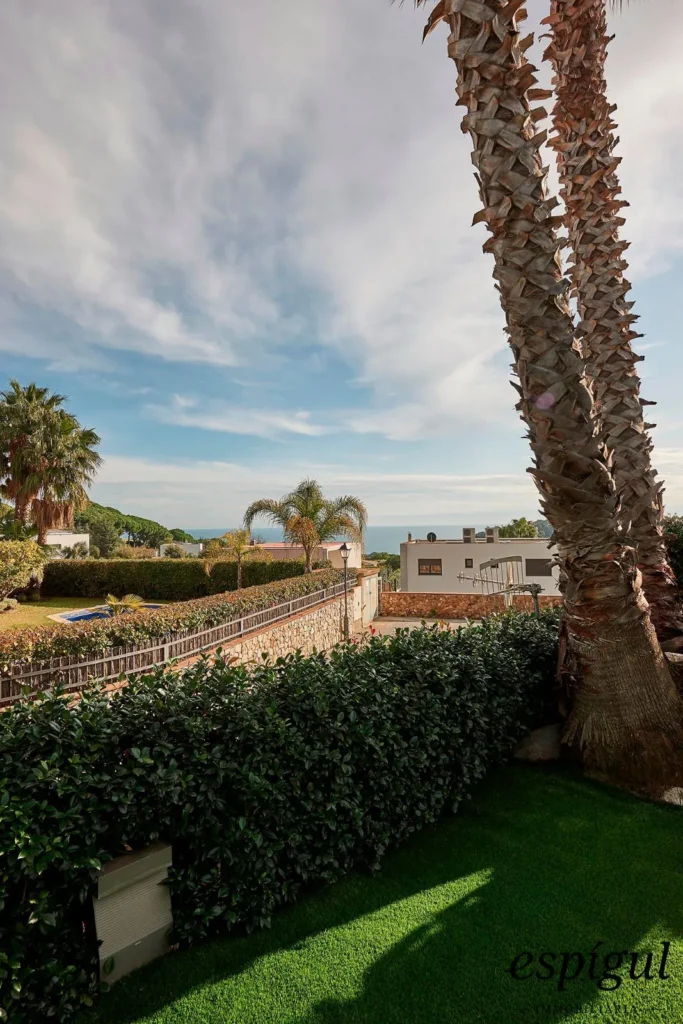 Spectacular home on a large plot with a garden and private pool