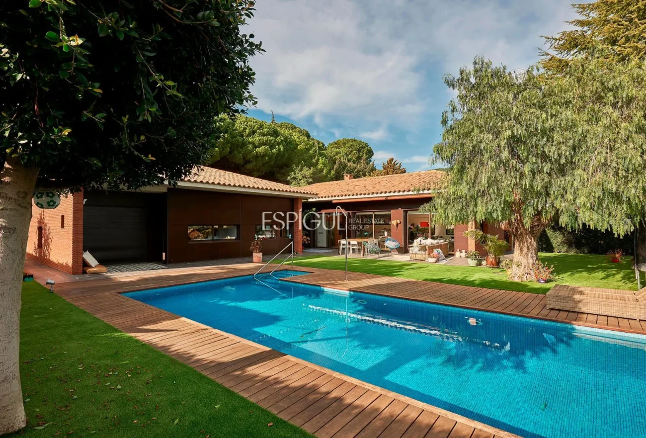 Espectacular casa en una gran parcela con jardín y piscina