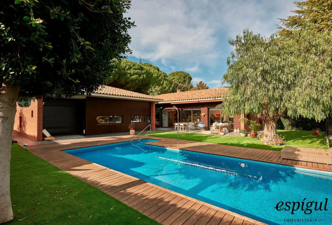 Spectacular home on a large plot with a garden and private pool