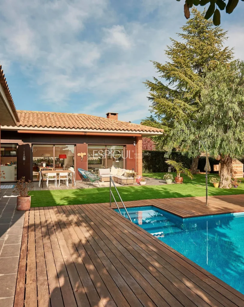 Espectacular casa en una gran parcela con jardín y piscina