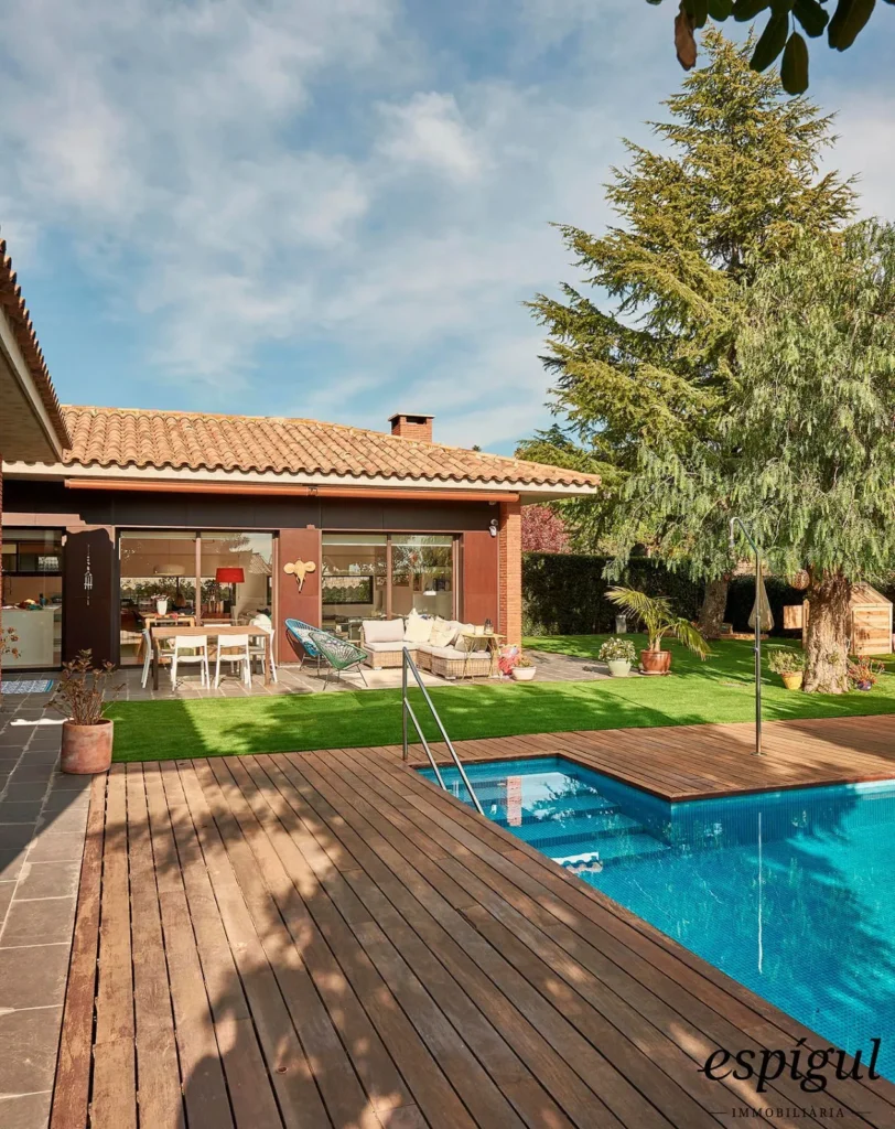 Spectacular home on a large plot with a garden and private pool