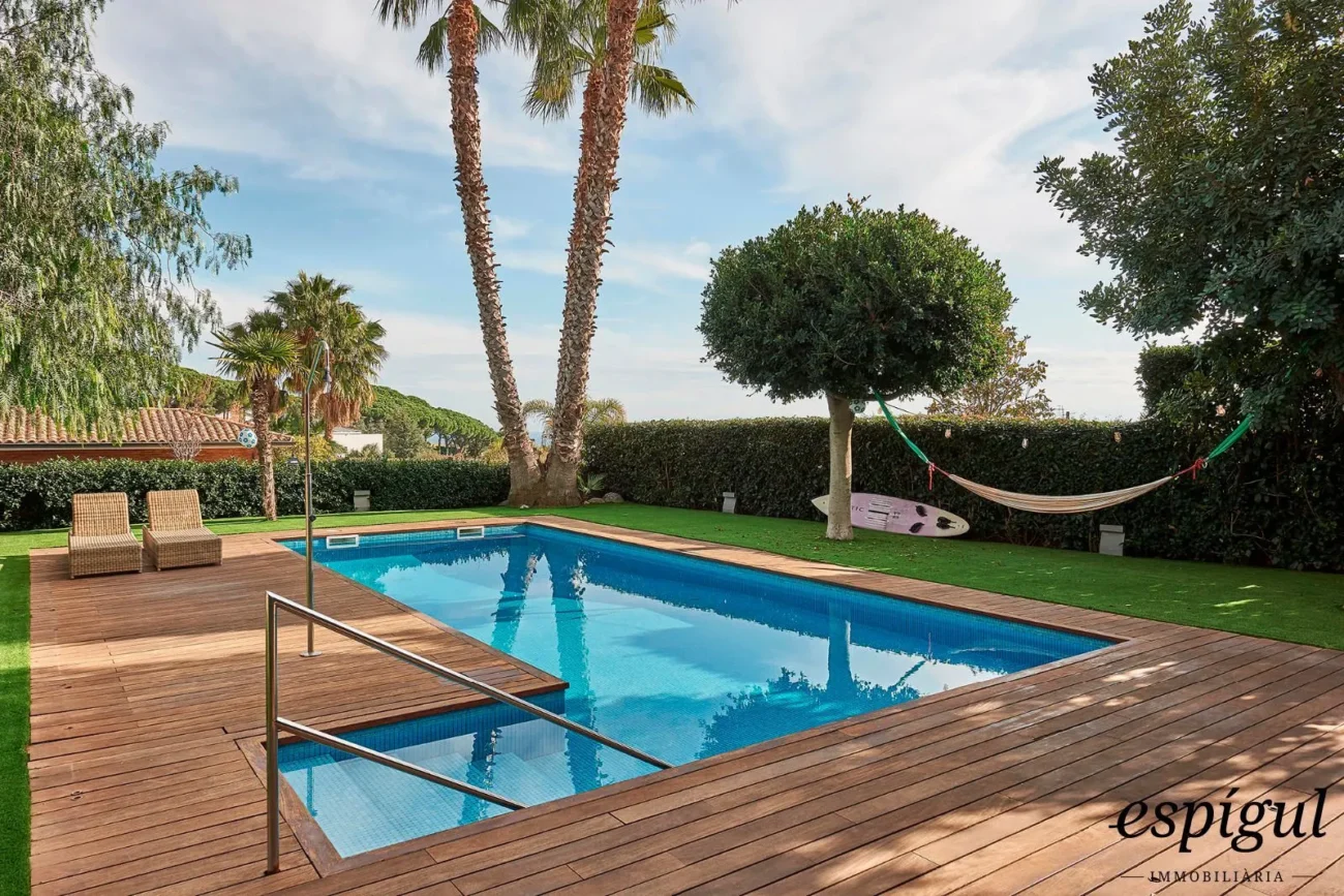 Spectacular home on a large plot with a garden and private pool