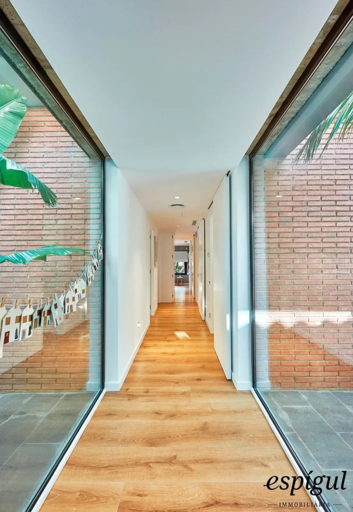 Spectacular home on a large plot with a garden and private pool