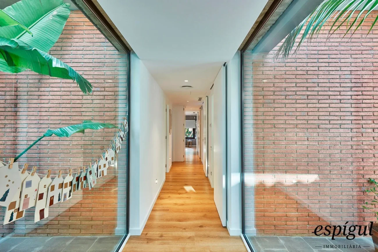 Spectacular home on a large plot with a garden and private pool