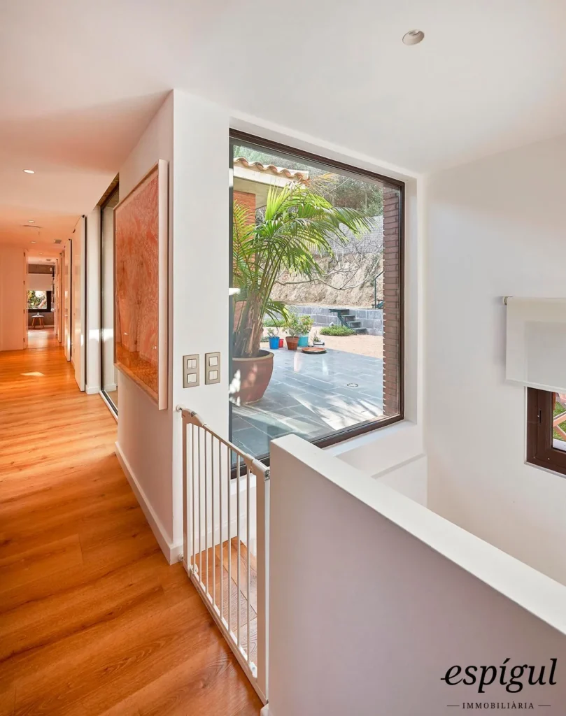 Spectacular home on a large plot with a garden and private pool