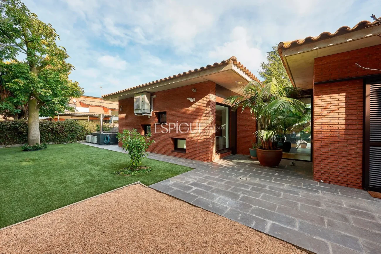 Espectacular casa en una gran parcela con jardín y piscina
