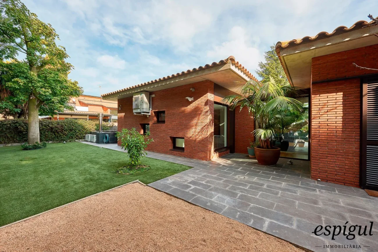 Spectacular home on a large plot with a garden and private pool