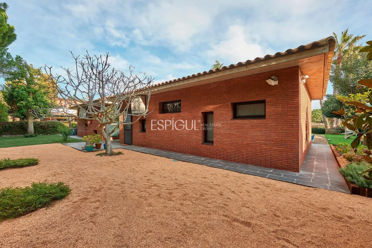 Espectacular casa en una gran parcela con jardín y piscina